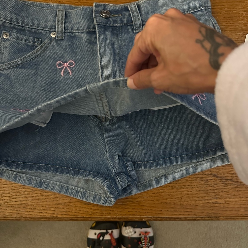 denim jean skirt with pink bows - Picture 3 of 7